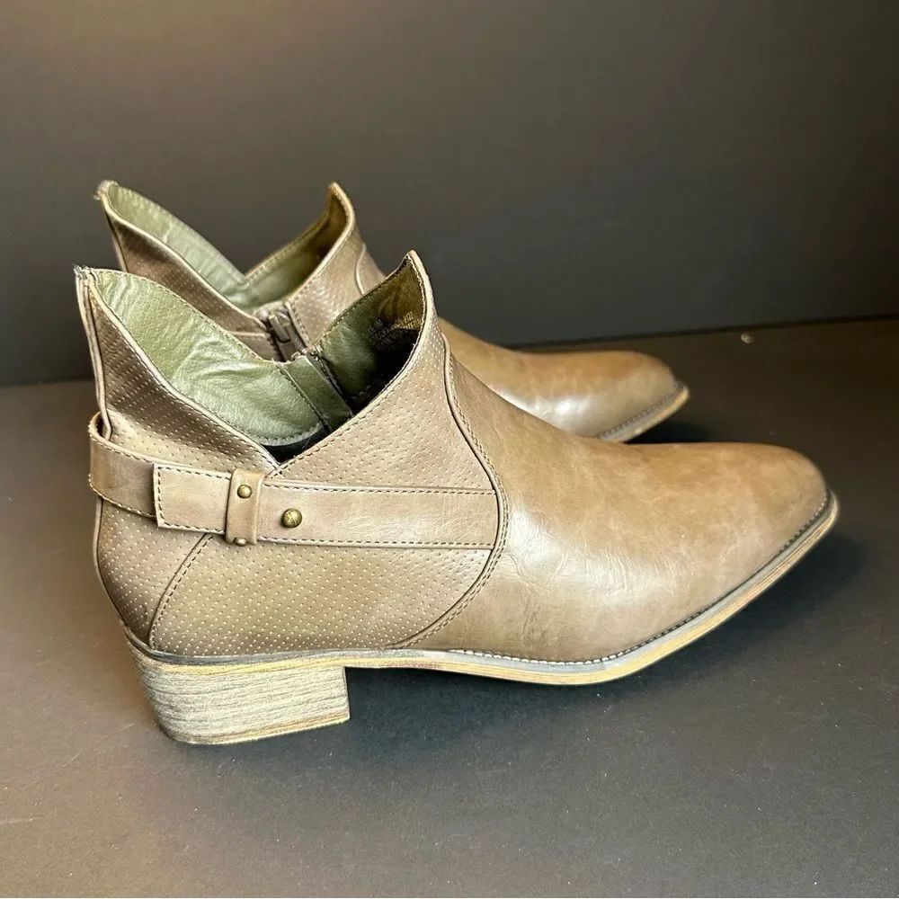 93 Vintage‎ Taupe Vegan Leather Booties Size 9